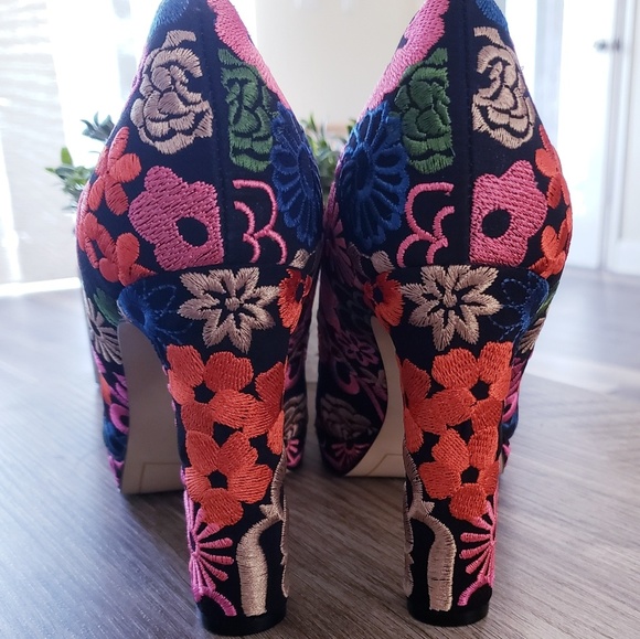 Sold Tahari Brentwood Floral Embroidered Pumps - Picture 4 of 6